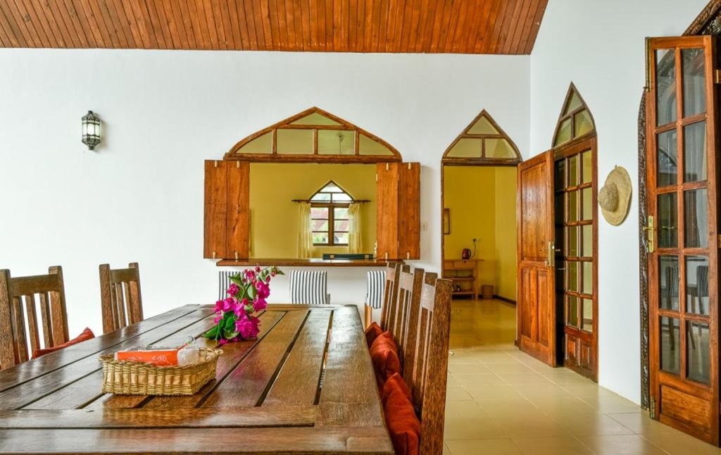 Dining room, bar hatch open, bougainvillea on table